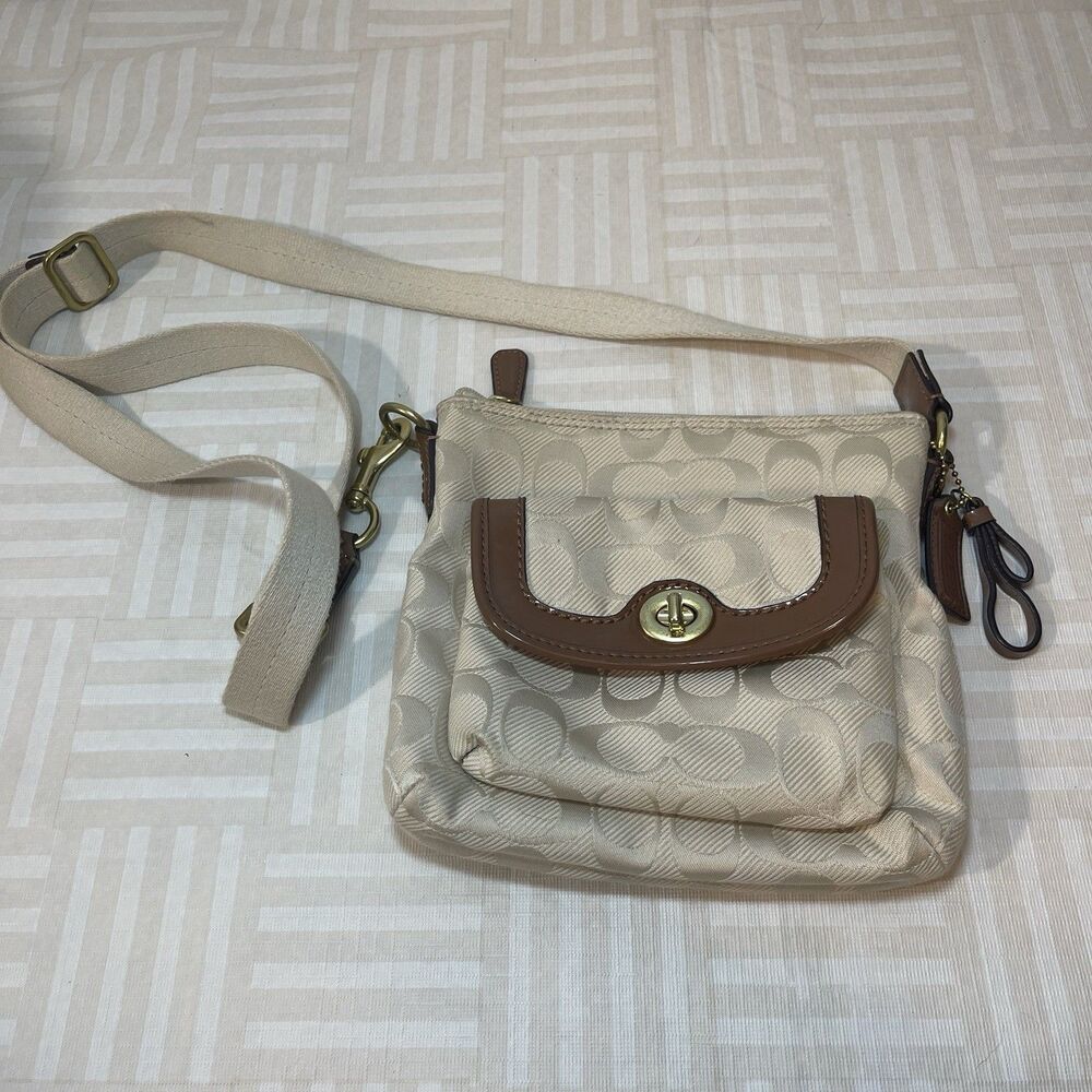 2508 256 COACH Signature Shoulder Bag Cream Turn Lock